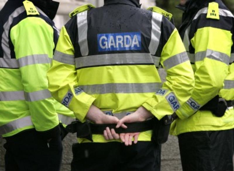 Seolann na Gardaí fiosrúchán mór tar éis do fhear bás a fháil in eachtra sásaimh i mbaile cois farraige