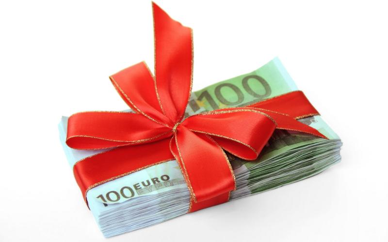 Glór na nGael ag tabhairt breis agus €71,150 i ndeontais do ghrúpaí pobail agus do CLG