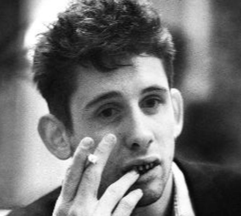 Tá an t-amhránaí is cumadóir Éireannach Shane MacGowan, as na Pogues, tar éis bháis