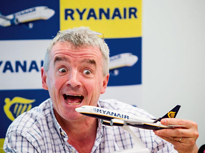 Ryanair ag smaoineamh ar bhónais níos mó do bhaill foirne a thugann faoi deara málaí rómhóra