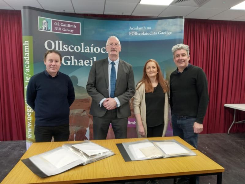 Lámhscríbhinní  bronnta ar Acadamh na hOllscolaíochta Gaeilge 
