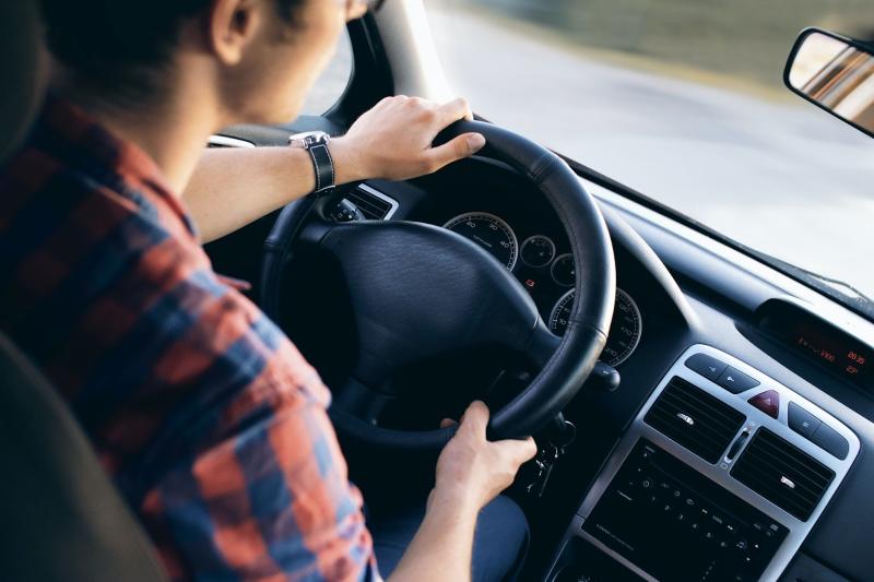 Achainí i dtaca le sábháilteacht ar bhóithre an deireadh seachtaine bainc na Cásca