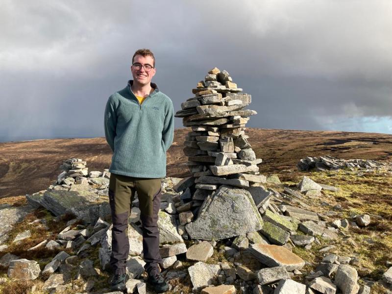Aodhán Ó Baoill ag siúl bealtaí éagsúla oilithreachta  i gclár úr ón BBC