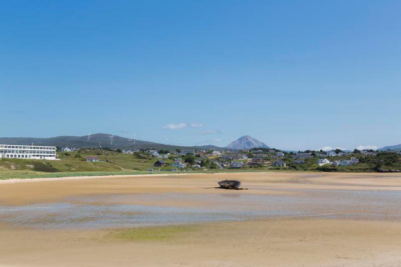 Siúlóid á stiúradh ag LIFE on Machair agus an seandálaí an Dr Brian Lacey