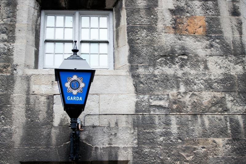 Fear i riocht criticiúil tar éis dó a bheith aimsithe le gortuithe tromchúiseacha ar bhóthar gnóthach