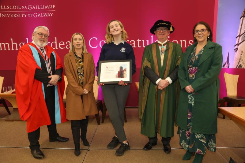 Gradaim Aitheantais Gaeilge bronnta ag Ollscoil na Gaillimhe ar scoláirí an Teastais Shóisearaigh