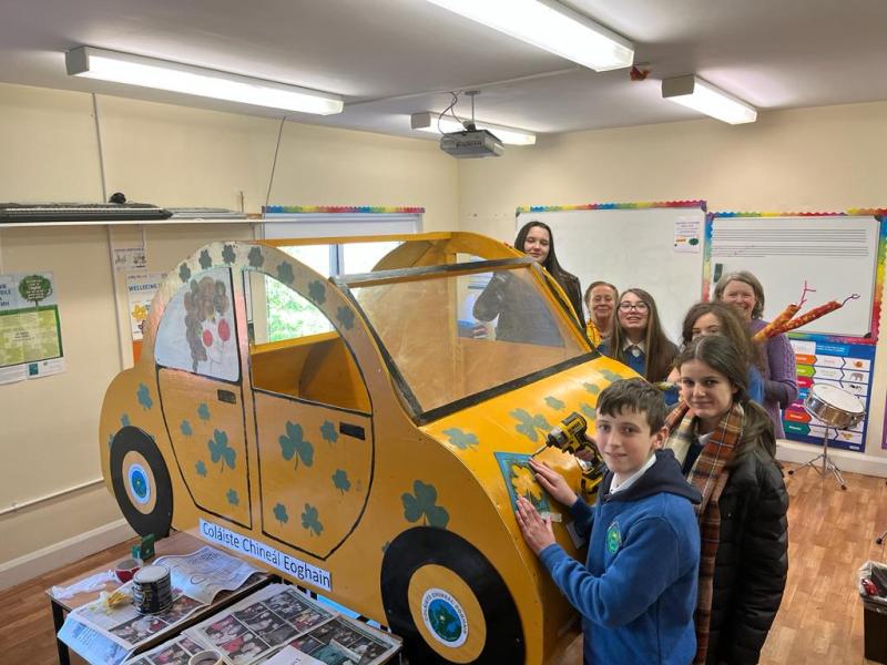 Scolairí Coláiste Chineál Eoghain ag ullmhú do lá Fhéile Pádraig 
