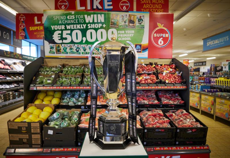 Tugann réaltaí rugbaí na hÉireann corn cáiliúil go bailte timpeall na tíre