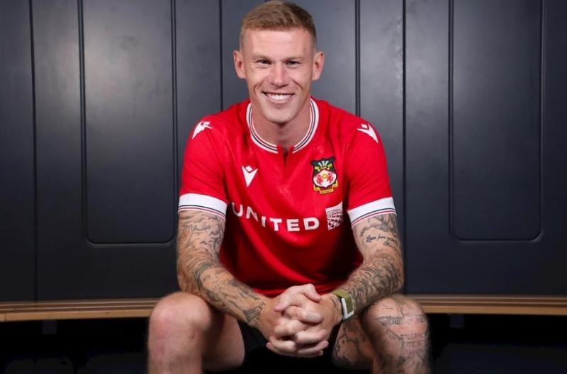 Eis&iacute;onn an t-amhr&aacute;na&iacute; amhr&aacute;n &oacute;m&oacute;is James McClean agus a sheasamh ar an bp&aacute;ip&eacute;ar