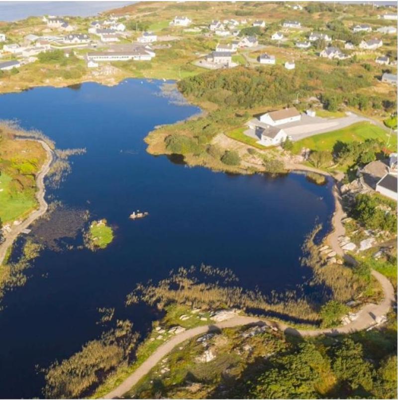 Obair ar siúl ar dhromchla loch Bhríde i Rann na Feirste