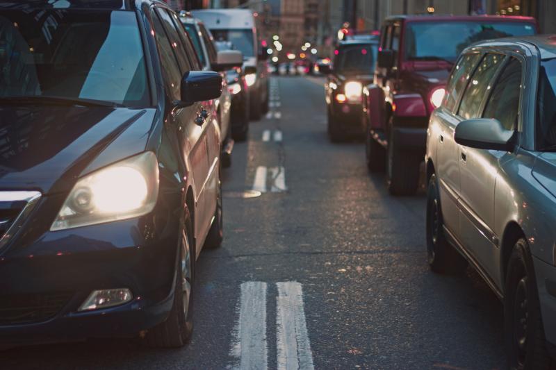 Scuainí 3km ar bhóithre in aice leis An Treabhadh agus na mílte ag teacht go Laoise