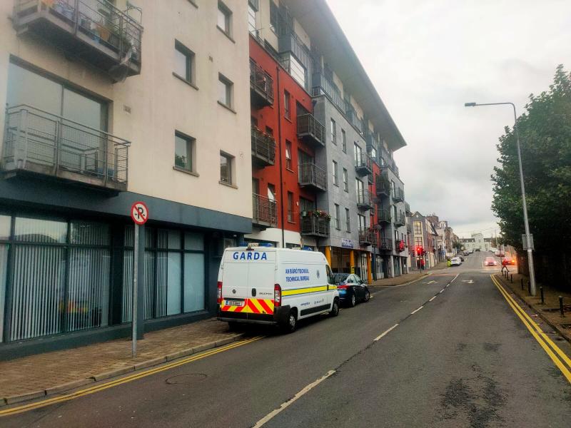 Imscrúdú seolta ag Gardaí tar éis corp fir a fháil i gcarrchlós Luimnigh