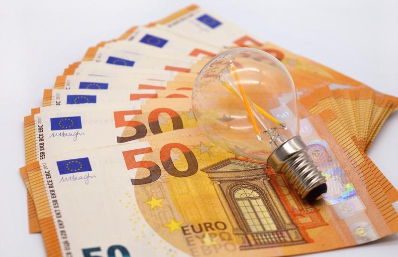 Nochtadh: Na fearais ar fuireachas a d’fhéadfadh €100 a chur le do bhille leictreachais