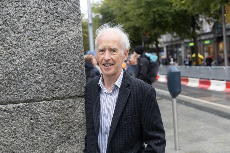 Buaic-ghradam cumarsáide an Oireachtais na bliana seo á bhronnadh ar Eoghan Ó Néill