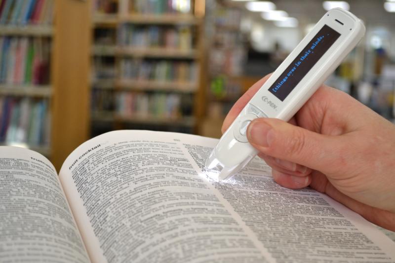 Pinn Léitheoireachta C-Pen le fáil ar iasacht anois ó do Leabharlann áitiúil i nDún na nGall