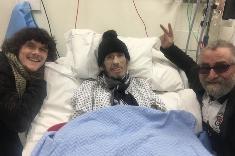 An ceoltóir agus cumadóir Shane Mac Gowan sa bhaile ón otharlann