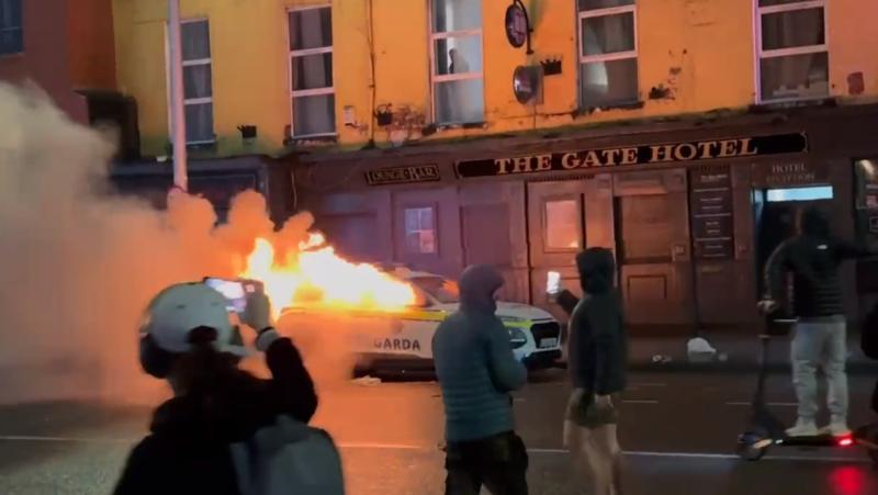FÉACH: Carr an gharda ar lasadh le linn oíche fhoréigneach i mBaile Átha Cliath