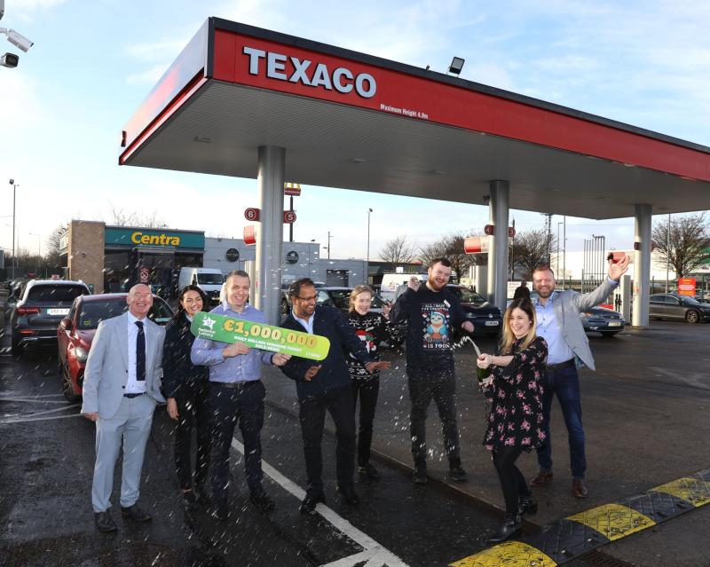 Tá an t-ádh le imreoir lotto ag éileamh duaise díreach in am don Nollaig