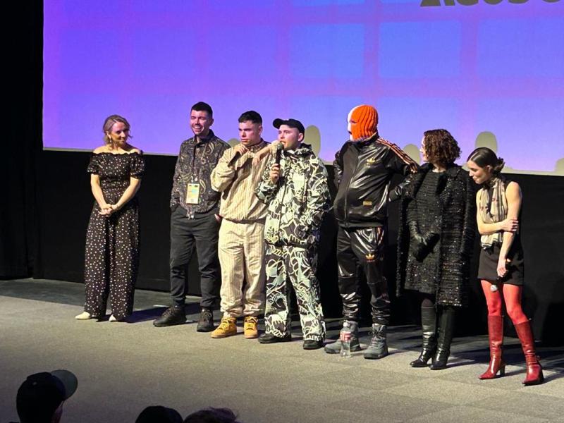 Première domhanda aréir ag KNEECAP ag Féile Scannán mór le rá Sundance