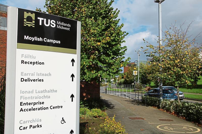 Cuireadh seachtar san ospidéal tar éis aslonnú an phríomhfhoirgnimh ar champas na hollscoile i Luimneach