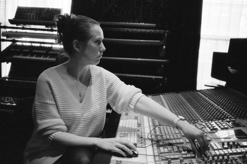 Úna Monaghan ag plé ceol traidisiúnta agus na rialacha a mbaineann leis