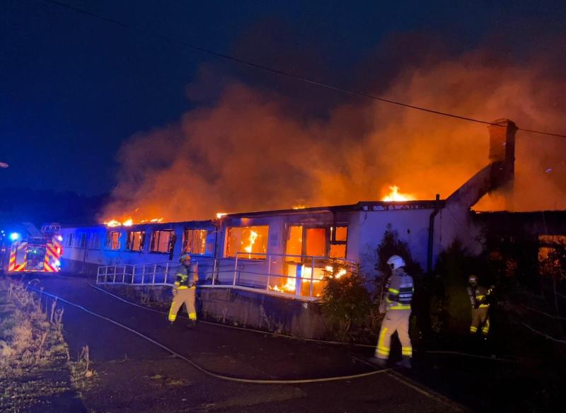Téann na seirbhísí dóiteáin i ngleic le tine mhór ar an láthair do lóistín fhéideartha do dhídeanaithe
