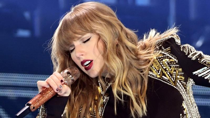 Oíche na mban ag na grammys agus iad ag tógáil formhór na ngradaim
