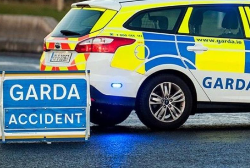 Tiománaí agus beirt choisithe san ospidéal i ndiaidh timpiste ghluaisteáin i gCill Mhantáin