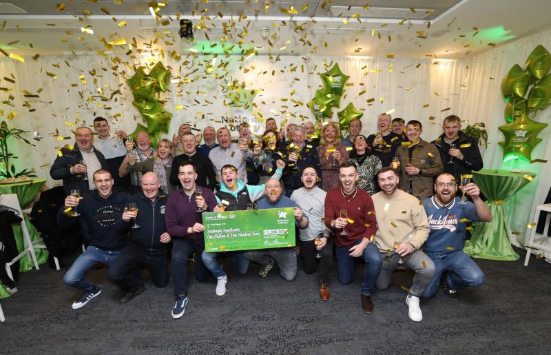 Ceiliúradh do shindeacáit oibre Éireannach agus an Lotto buaite acu