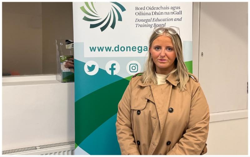 Ó fheighlíocht leanaí go gairm sa chúram leanaí: Tús á chur ag Alex lena haistear le cúrsa iar-Ardteistiméireachta
