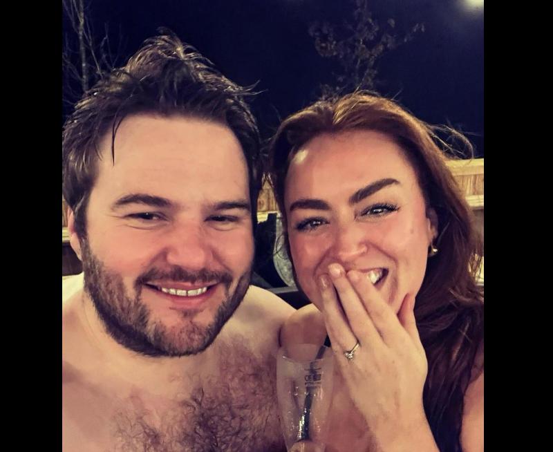 Comhghairdeachas mórthimpeall agus an t-amhránaí Róisín O geallta 