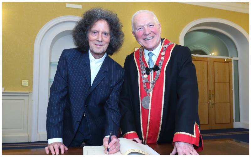 Saoirse Chathair & Chontae Phort Láirge bronnta ar an gceoltóir Gilbert O’Sullivan