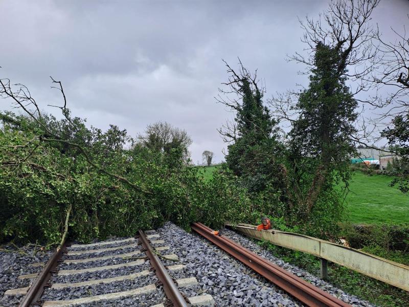 Seirbhísí traenach ar fionraí mar gheall ar chrainn a bheith ag titim le linn Stoirm Chaitlín