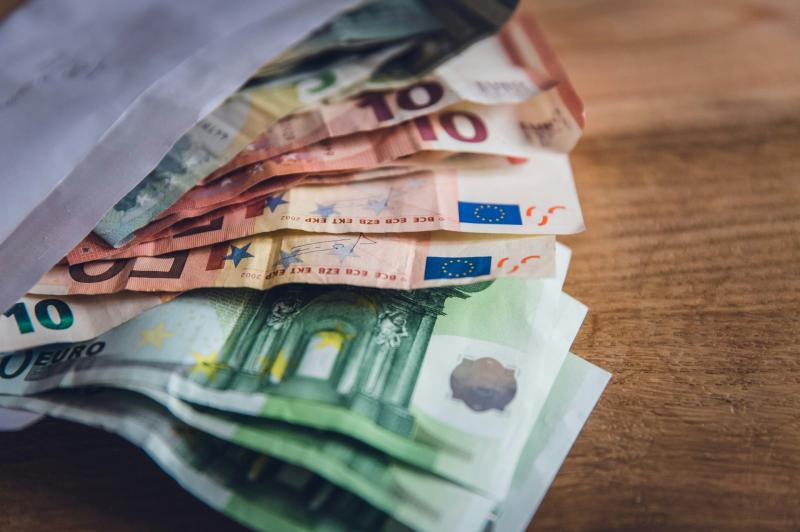 Daoine Éireannacha aineolach go bhfuil siad i dteideal íocaíocht airgid €4,000 ar bheagán eolais