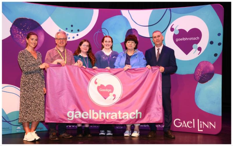 Mic léinn Cheatharlach ag foluain bratach na Gaeilge i dtionscnamh náisiúnta
