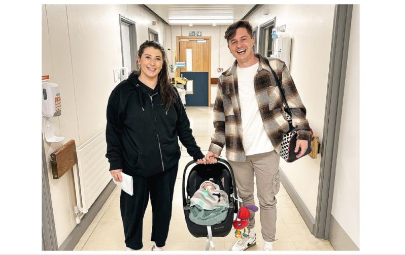 Cuireann réalta na meáin Tadhg Fleming agus a bhean chéile fáilte roimh an gcéad leanbh
