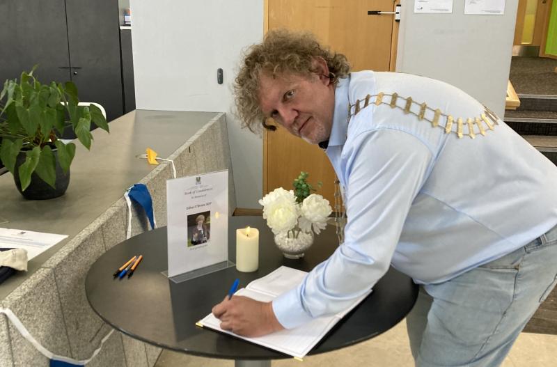 Oscla&iacute;odh leabhair chomhbhr&oacute;in d&rsquo;Edna O&rsquo;Brien, nach maireann, sa Chl&aacute;r