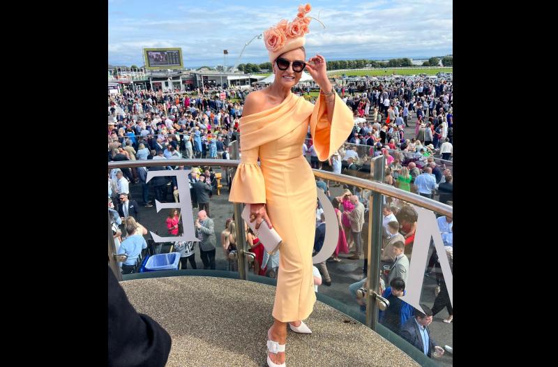 Ceiliúrann deilbhín stíl na hÉireann, Celia Holman Lee, a breithlá cloch mhíle