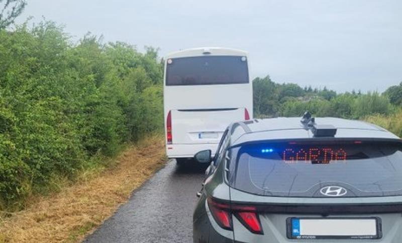 Gearradh fíneáil ar thiománaí bus as tiomáint ar ardluais i ndálaí fliucha