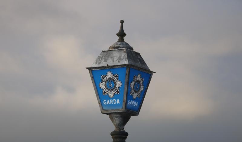  Imscrúdaíonn Gardaí 'spreagadh sceimhlitheoireachta' tar éis ionsaí ar bheairic an airm