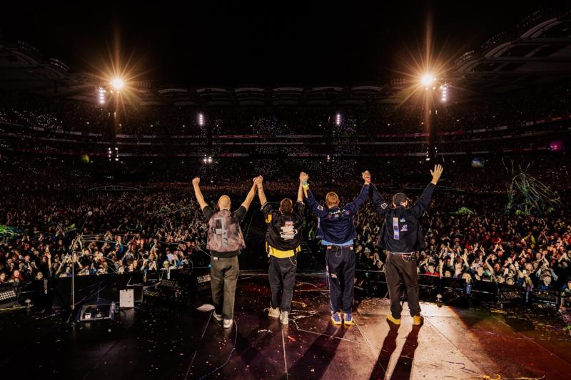 Tá léiriú iontas Coldplay ar Shráid Grafton le feiceáil i bhfíseán ceoil nua