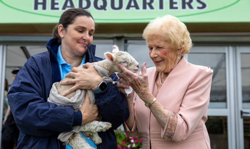 ‘I’d wear high heels if I still could’ – a deir Anna May McHugh fág wellies sa bhaile