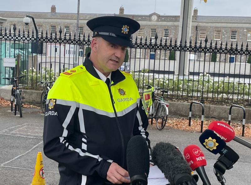 Leanúint ar aghaidh ag tóraíocht na nGardaí tar éis goid carranna i mBaile Átha Cliath agus cailín beag istigh