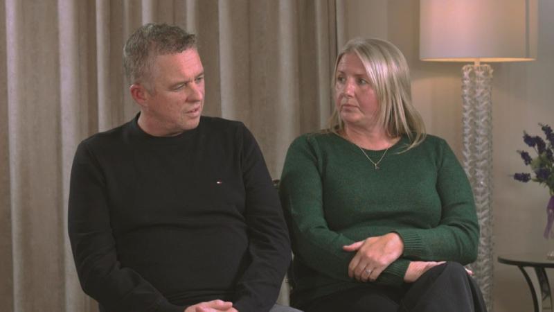 Tugann tuismitheoirí cailíní sna déaga a fuair bás tar éis fanacht 12 uair san RÉ an chéad agallamh teilifíse