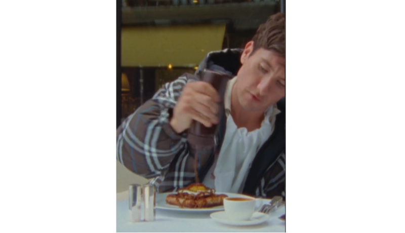 FÉACH: Tá Barry Keoghan ar stáitse i bhfógra nua Burberry ach ní féidir le lucht leanúna stop a bheith ag caint faoin rud amháin seo