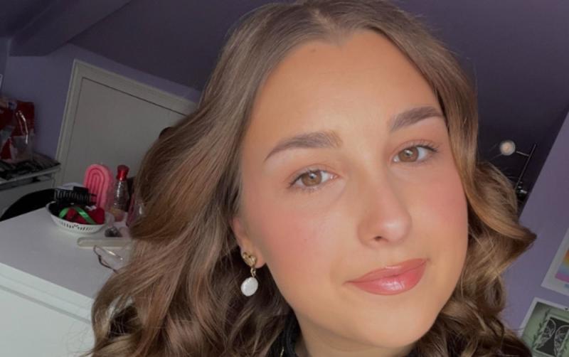 Eisíonn athair Hannah Leonard uasdátú mothúchánach agus í ag dul i dteagmháil léi in Éirinn