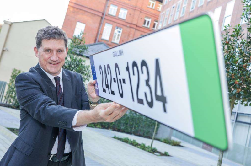 Fógraíodh plátaí 'splanc glasa' nua le haghaidh feithiclí astuithe nialais