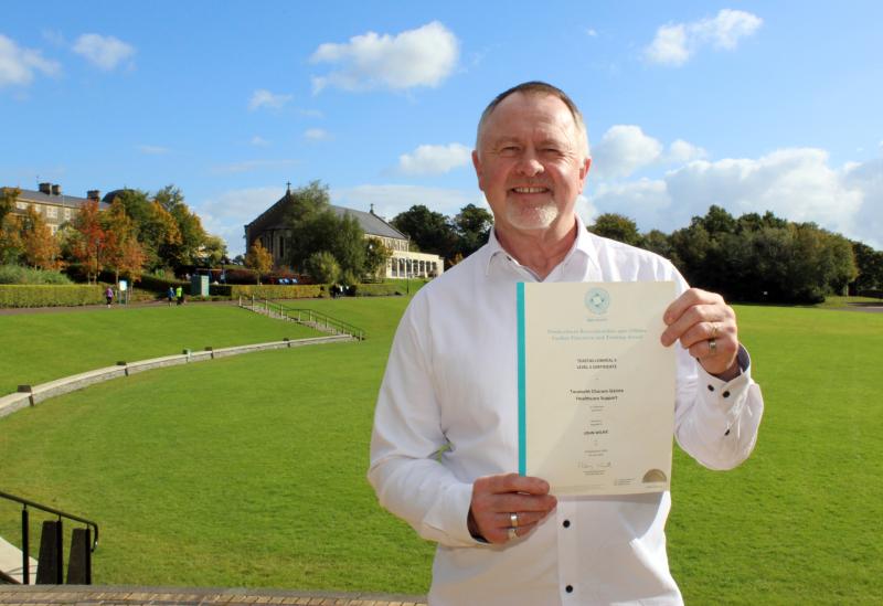 Tairbhe á baint ag John Wilkie as Leitir Ceanainn as lá duine éigin a fheabhsú san earnáil chúraim sláinte
