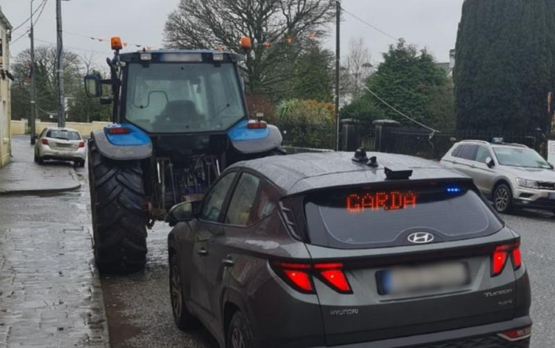 Chuaigh Gardaí ar strae tar éis dóibh tarracóir a stopadh tar éis ‘glaoch ó bhall den phobal’