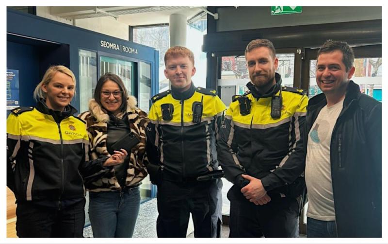 I gcónaí an áit dheireanach a bhfuil tú ag súil! Cabhraíonn Gardaí le turasóirí fón goidte a aimsíodh in áit neamhghnách a aimsiú